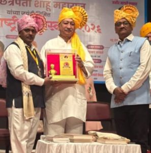 ज्येष्ठ सहकार तज्ञ,महाराष्ट्र माझा 24 चे प्रतिनिधी ,डॉ.प्रभाकर कांबळे यांना कोल्हापूर रत्न पुरस्काराने सन्मानित.